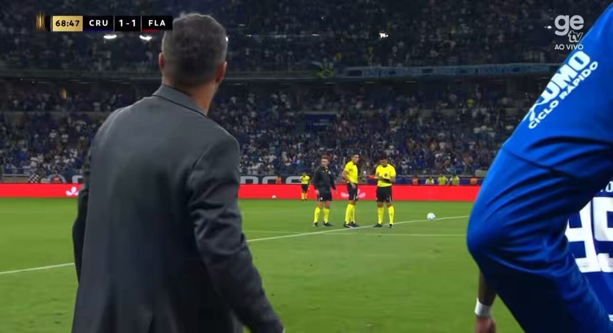 Artur Jorge yellow card Cruzeiro Flamengo