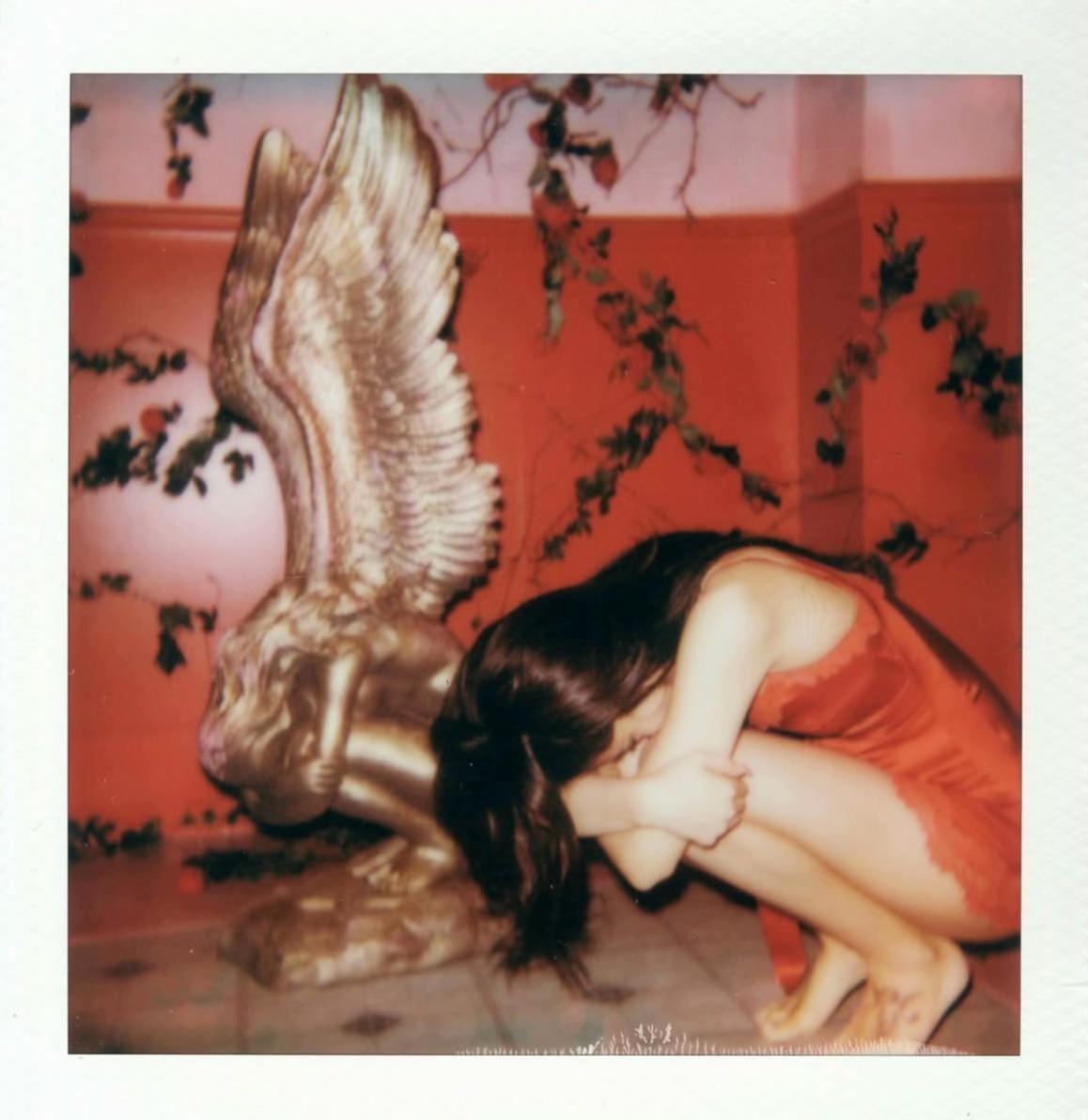 Jennie red dress wing tease 🪽 (photo 2 of 2)