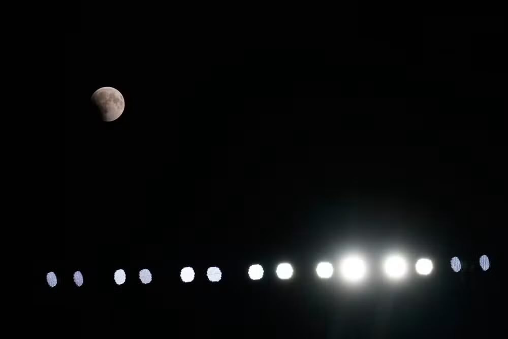 Partial lunar eclipse around the world (photo 3 of 4)
