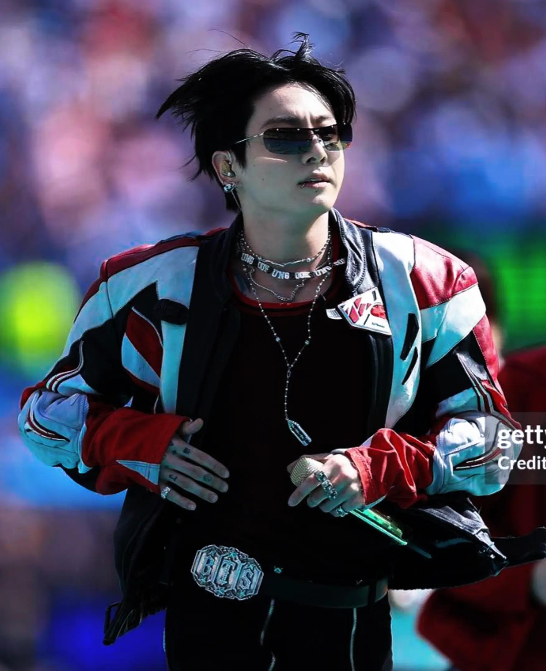 Jungkook stage performance (photo 3 of 4)