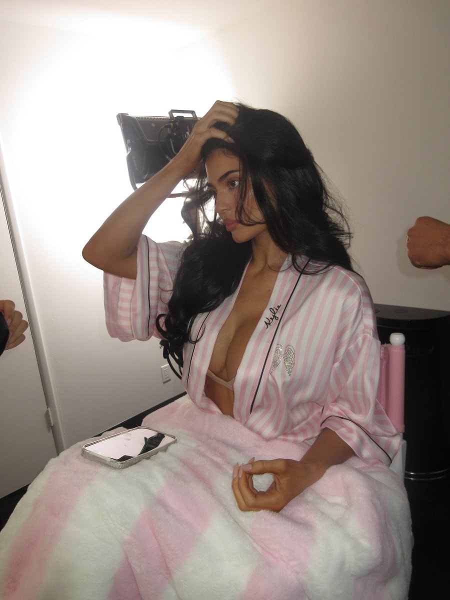 Kylie Jenner (photo 4 of 4)