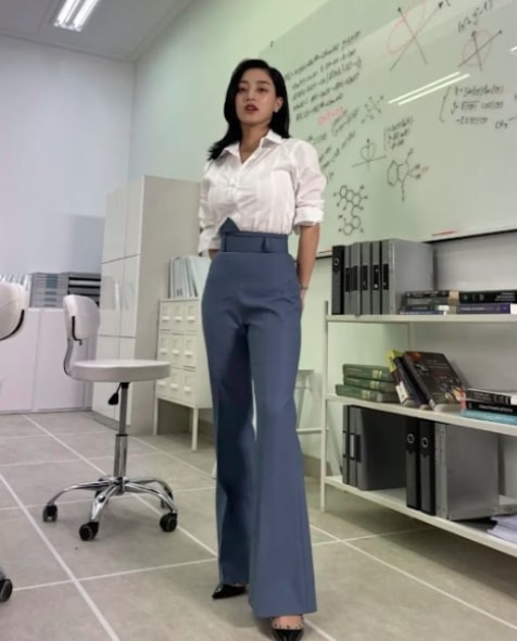 Jihyo in Scientist (photo 2 of 2)