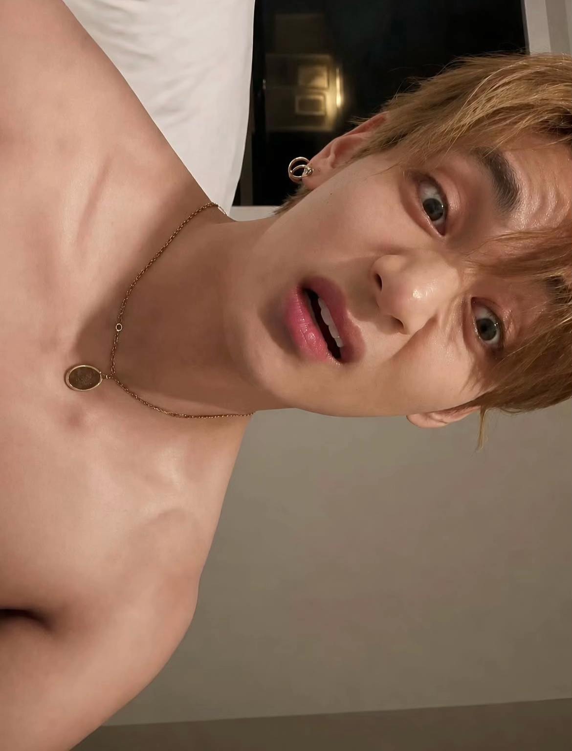 Taehyung V BTS close-up (photo 3 of 4) Taehyung V BTS close-up (photo 3 of 4)