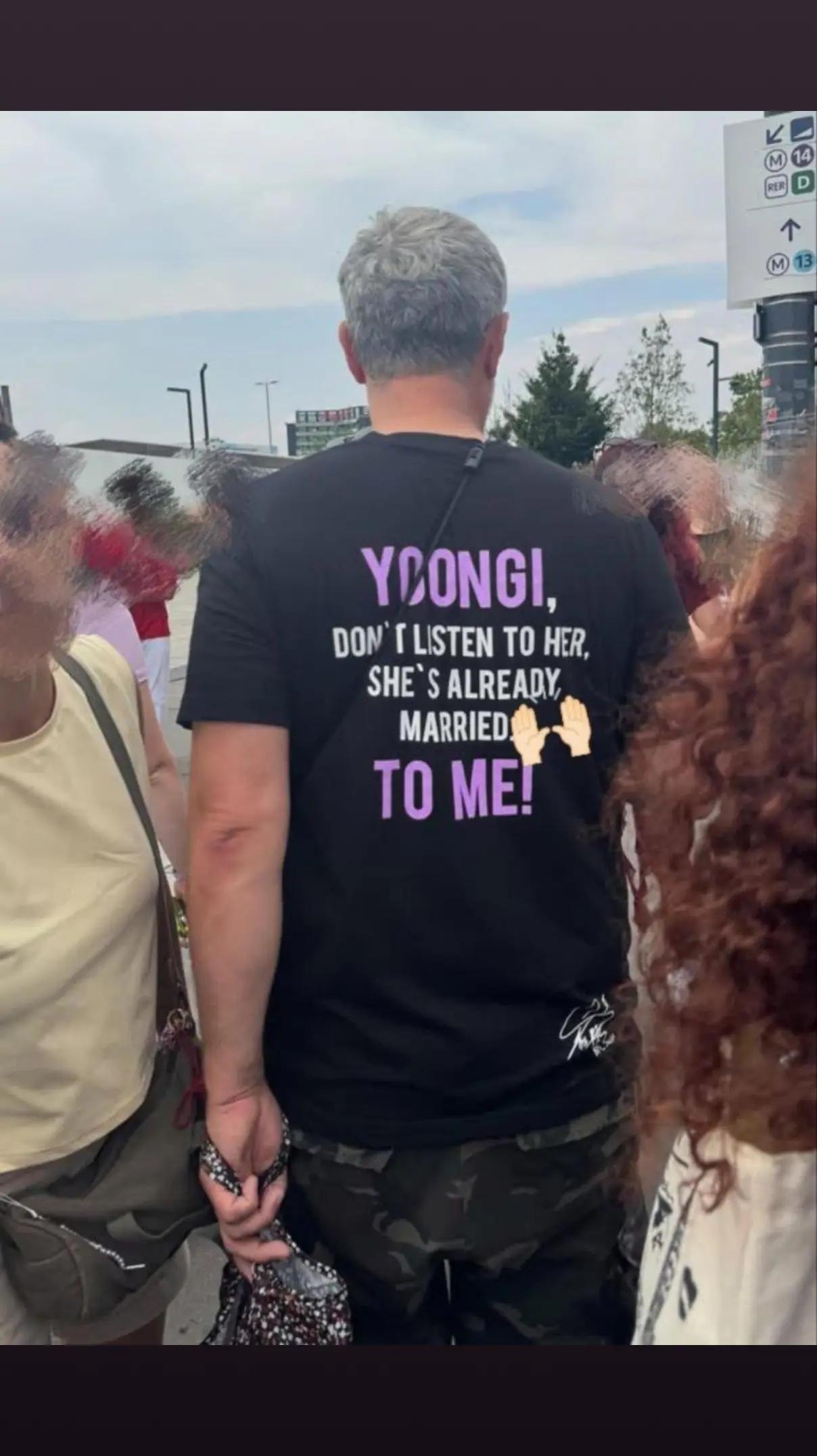 Yoongi shirt fan moment (photo 2 of 2)