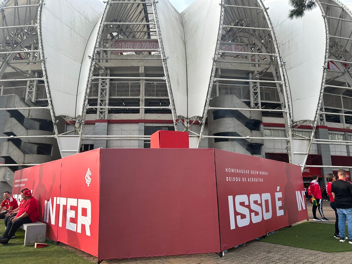 Abel Braga statue Beira-Rio inauguration