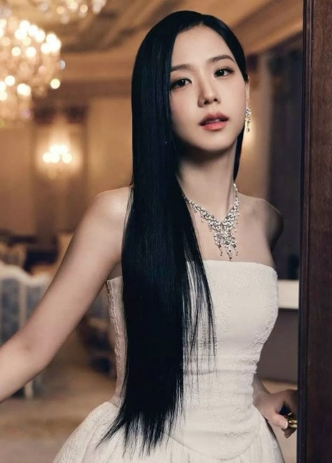 Jisoo at the Cannes Film Festival (photo 1 of 2)