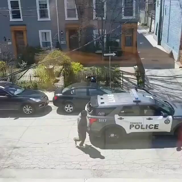 Toronto police officer runs from car vandalism