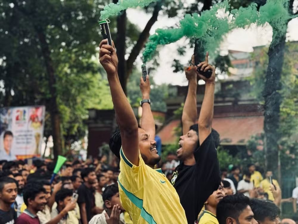 Matheus Cunha thanks Brazil fans in Bangladesh (photo 2 of 2)