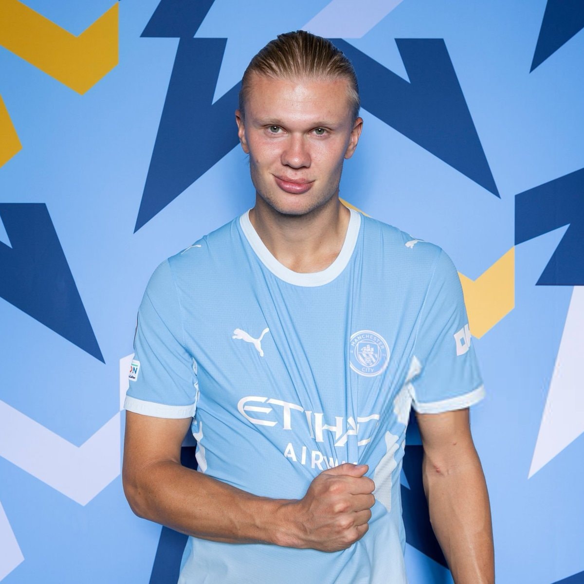 Manchester City player jersey pull Manchester City player jersey pull