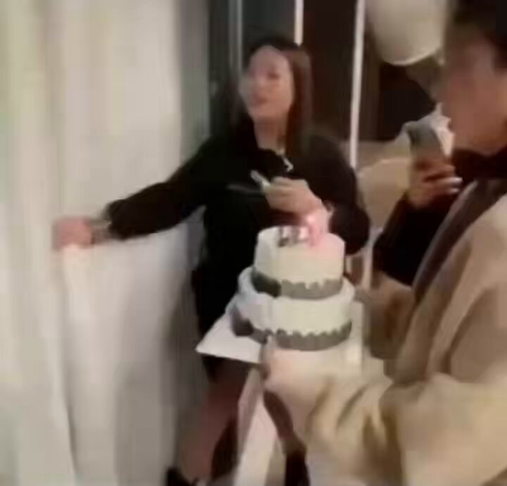 Early cake cutting moment