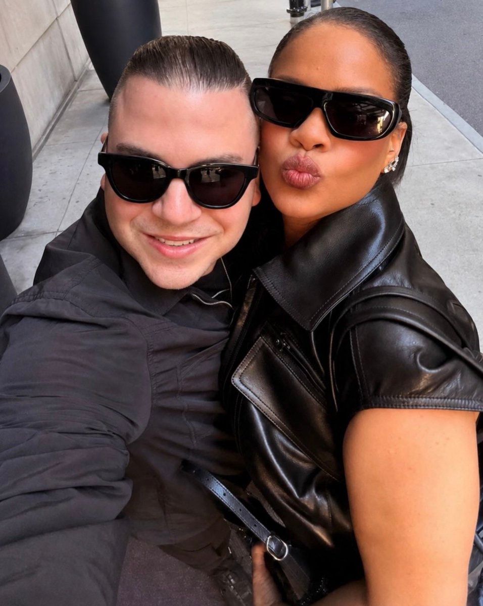 Rihanna fan selfie New York (photo 2 of 2)