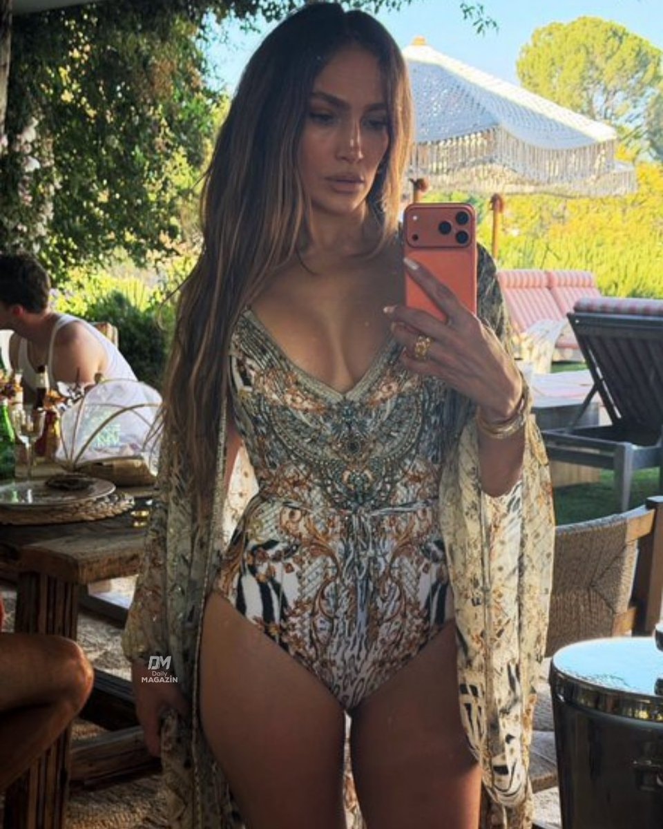 Jennifer Lopez holiday photos (photo 2 of 2)