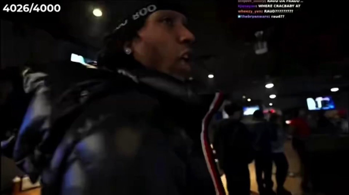 Silky kisses Tylil on Twitch