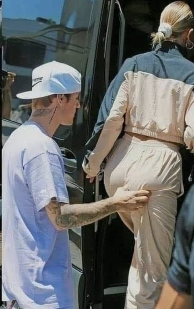 Justin Bieber Hailey Bieber paparazzi moment (photo 1 of 2)