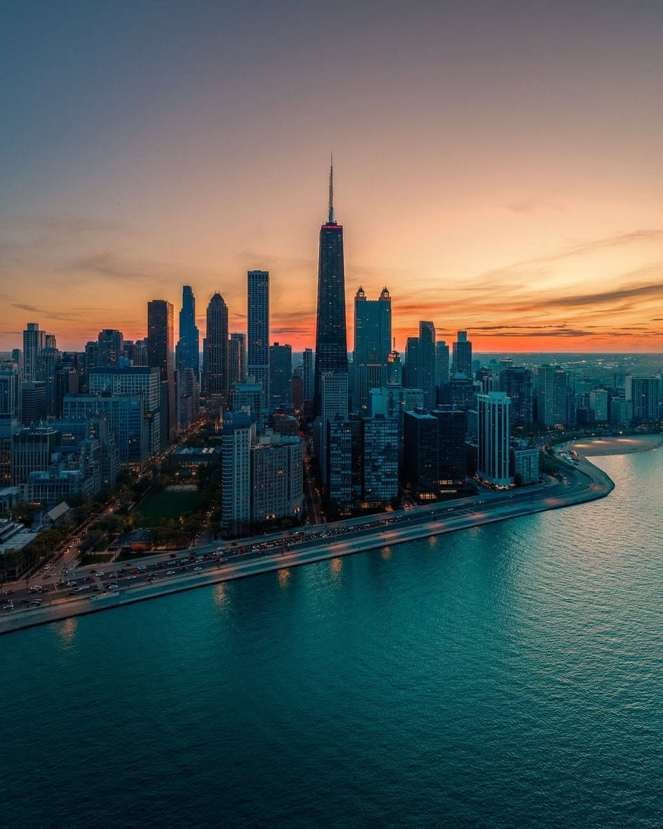 Chicago Skyline Dusk 🇺🇸 (photo 2 of 3)