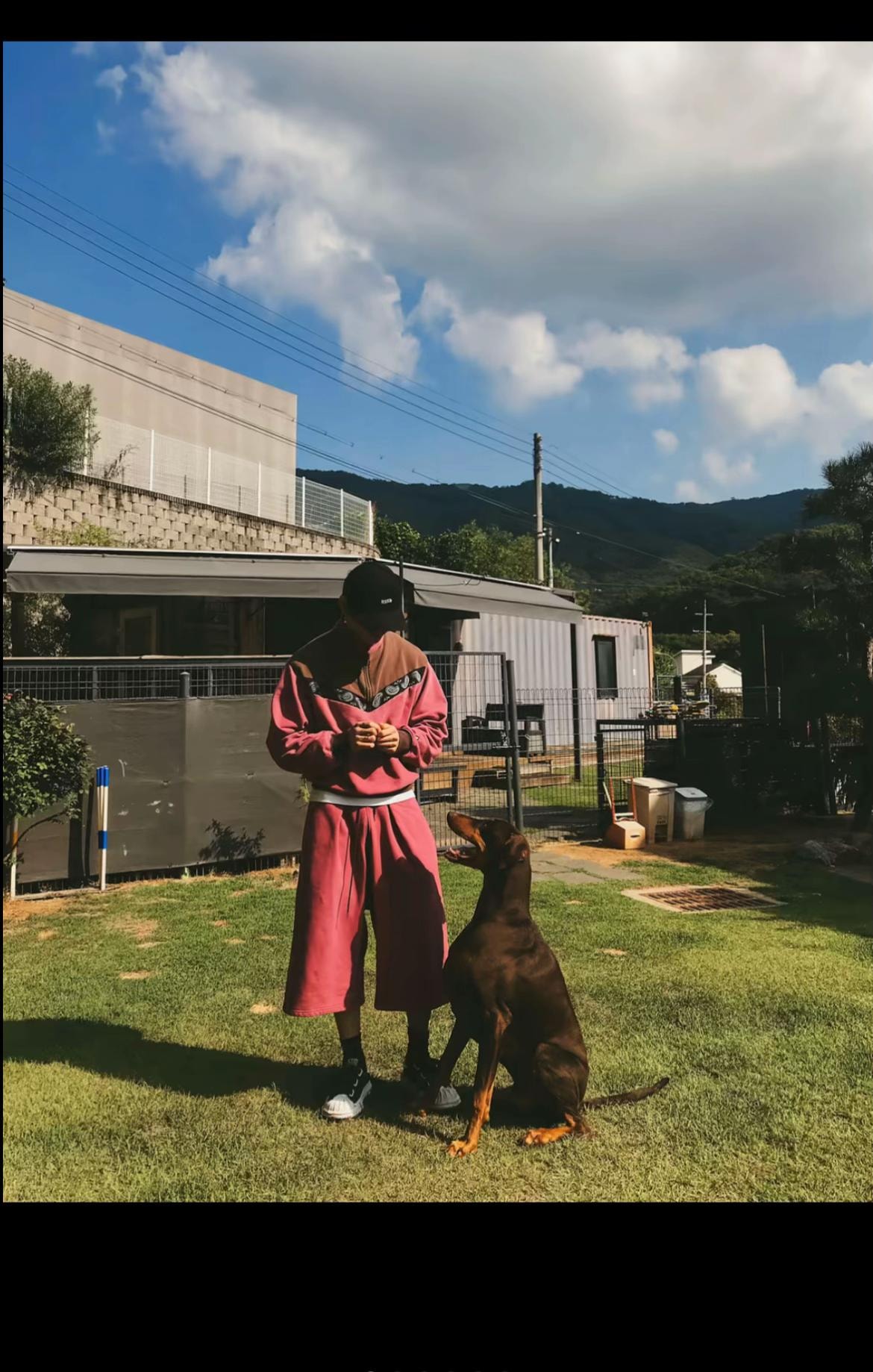 Jungkook in pink tracksuit (photo 2 of 4)