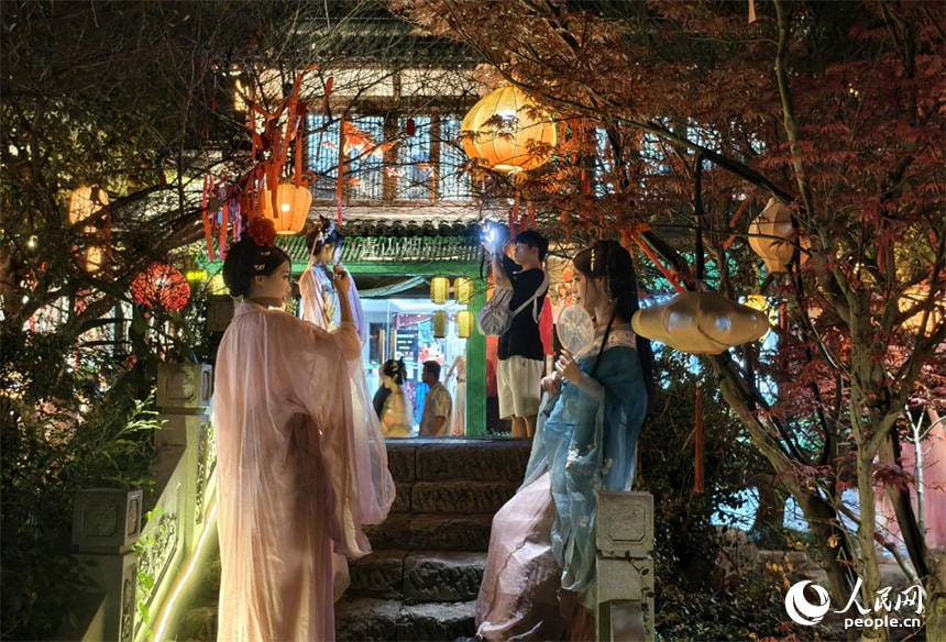 Gexian Village night lights huohu (photo 4 of 4) Gexian Village night lights huohu (photo 4 of 4)