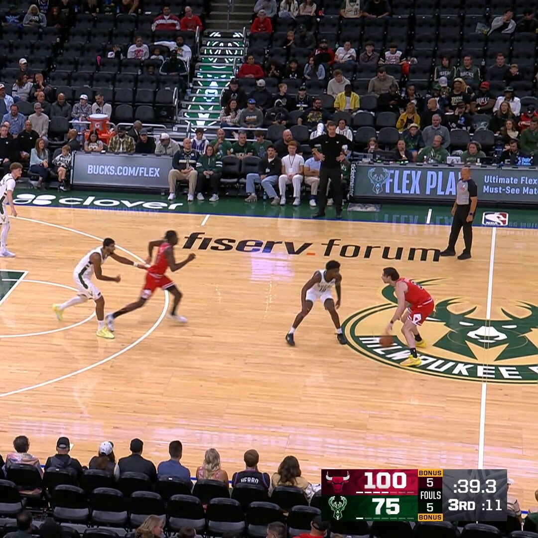 Caleb Wilson two-handed slam for the Bulls