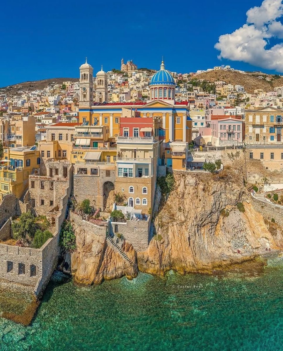 Colorful hillside town by blue sea (photo 4 of 4)