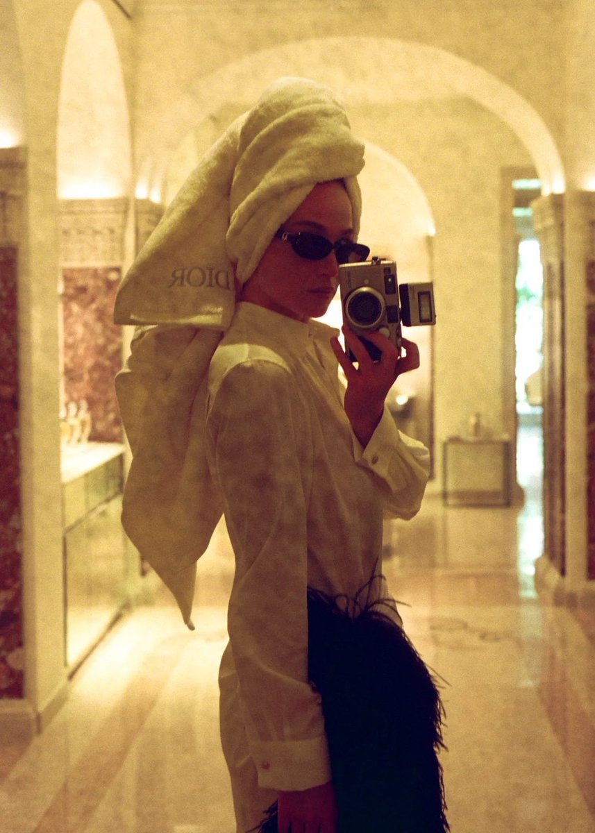 Jennifer Lawrence Vogue feature (photo 2 of 2) Jennifer Lawrence Vogue feature (photo 2 of 2)