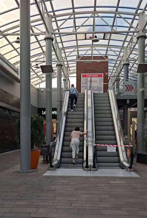 PLAN GALERII escalator scene
