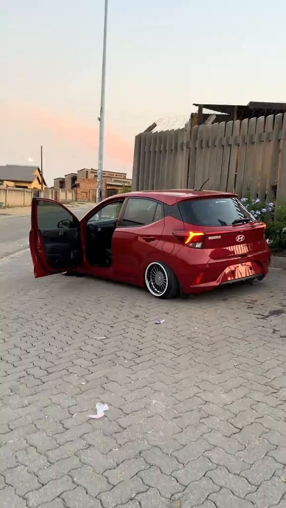 red Hyundai i10 wheel spec