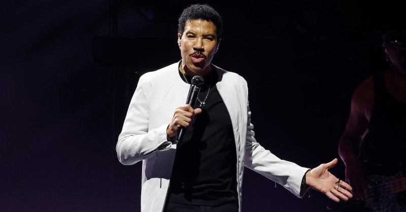 Lionel Richie back home recovering Lionel Richie back home recovering
