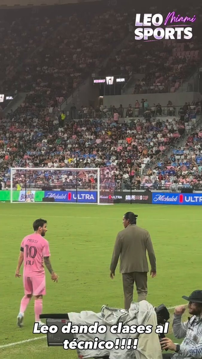 Messi nutmeg moment