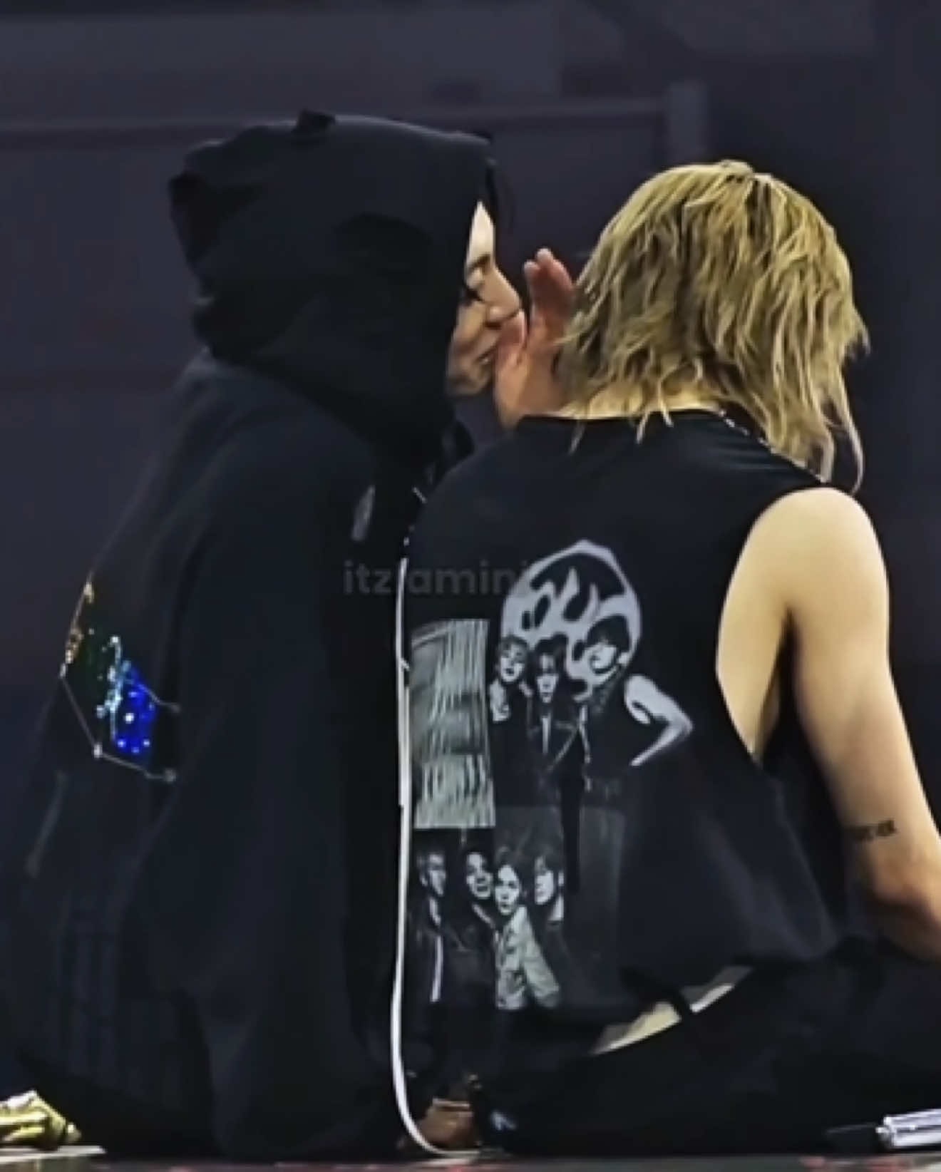 Jungkook whispers to Jimin at Arlington D2