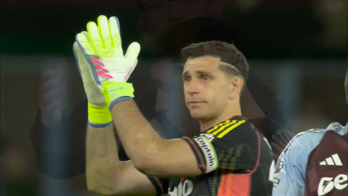 Dibu Martínez captain moment Dibu Martínez captain moment
