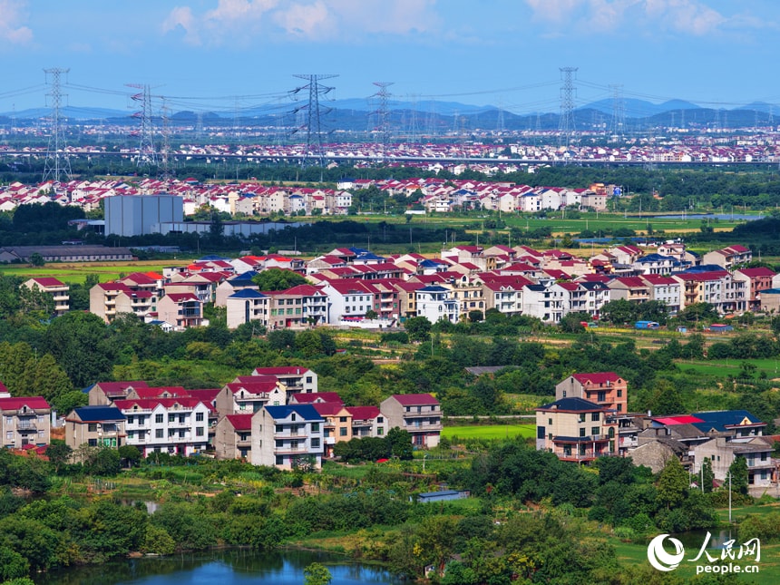 Guantian village red roofs Jiangxi (photo 2 of 4)