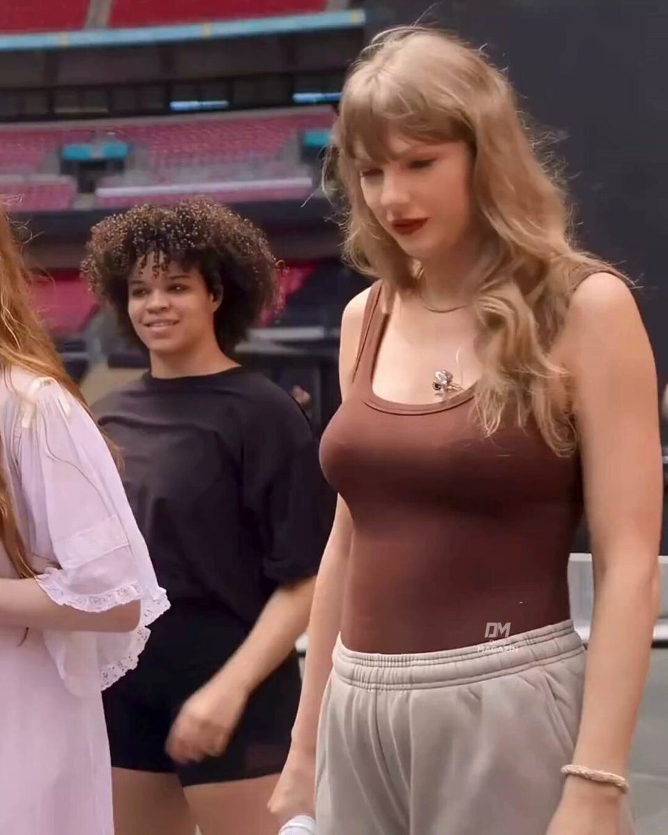 Taylor Swift muscular physique