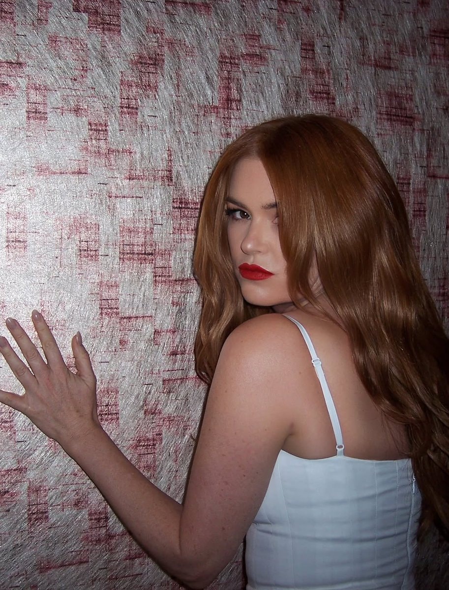 Isla Fisher pink gown moment 🔥 (photo 4 of 4)