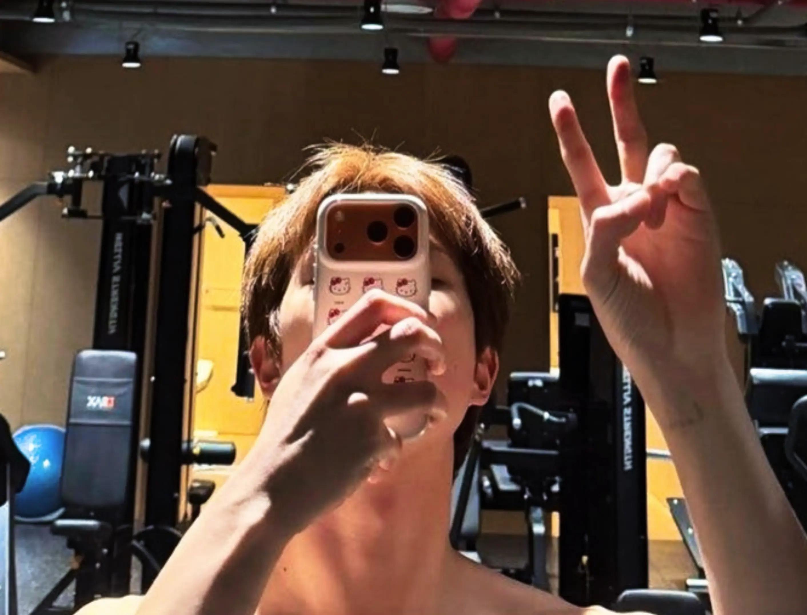 gym mirror selfie (photo 2 of 2)