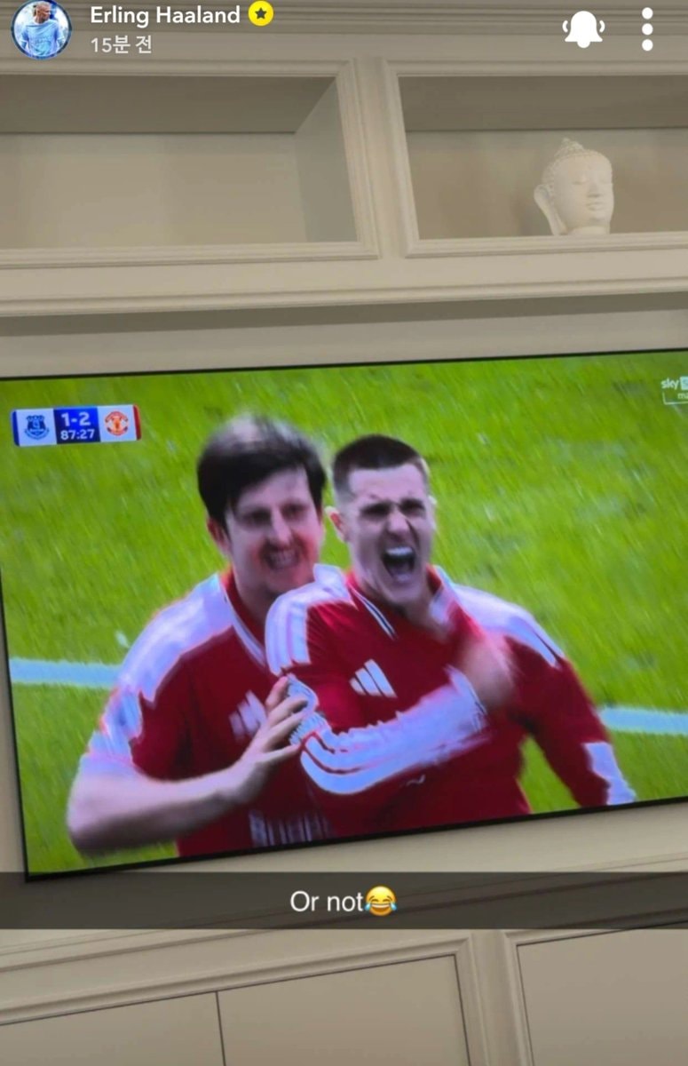 Haaland watching Man United (photo 2 of 3)