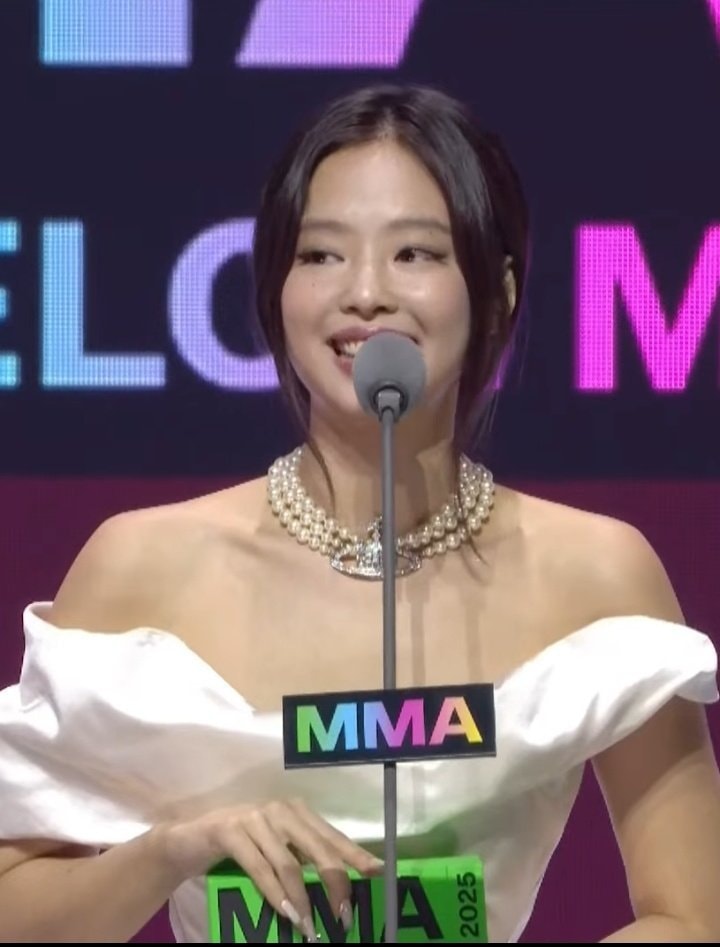 Jennie at the 2025 MMA performance