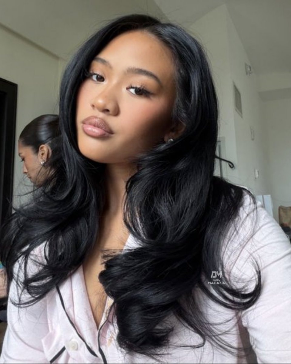 Suni Lee makeup moment (photo 2 of 2)