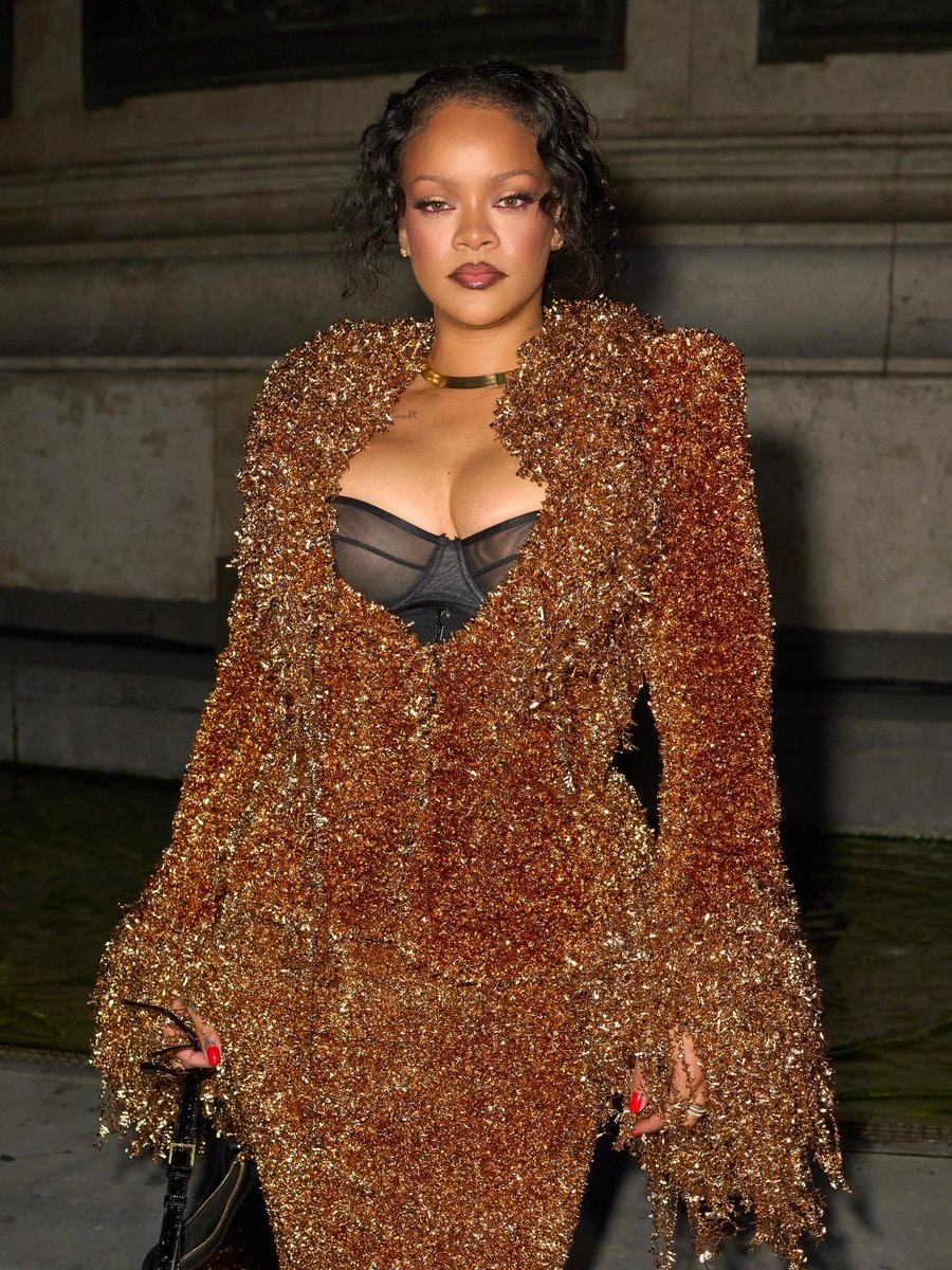 Rihanna at Matières Fécales SS27 show (photo 2 of 4)