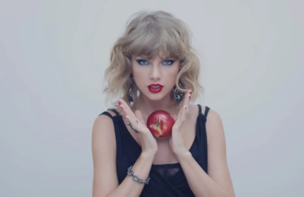 Taylor Swift with red apple (photo 1 of 4)