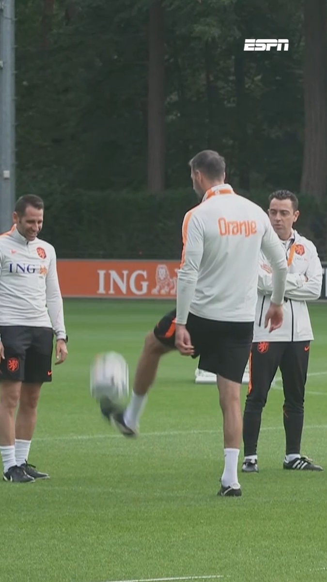 Ruud van Nistelrooy skills in front of Xavi