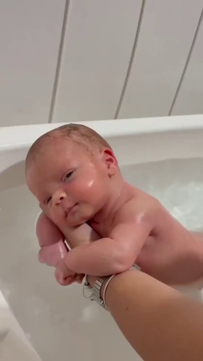 newborn baby bath moment