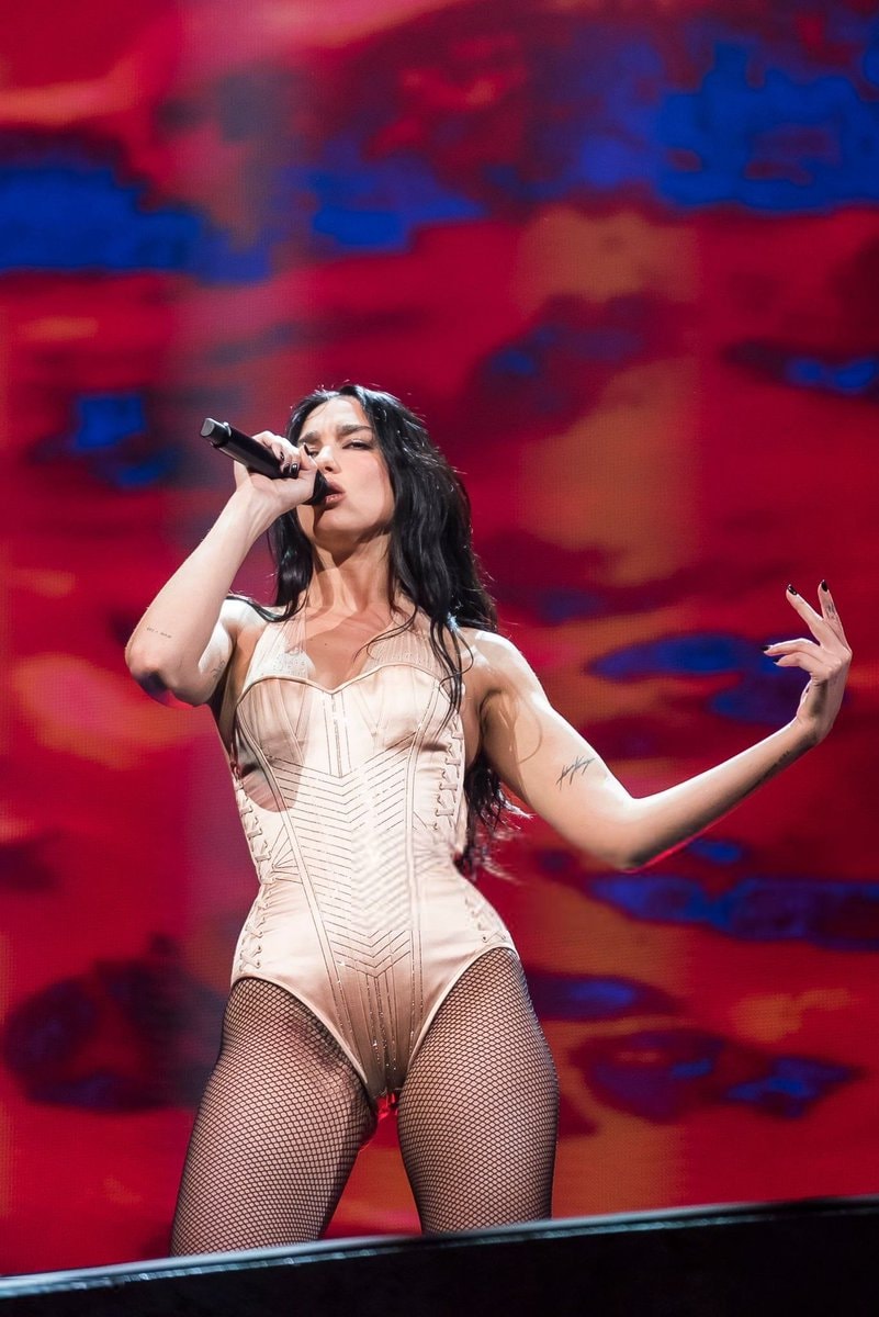 Dua Lipa commanding stage presence (photo 4 of 4)