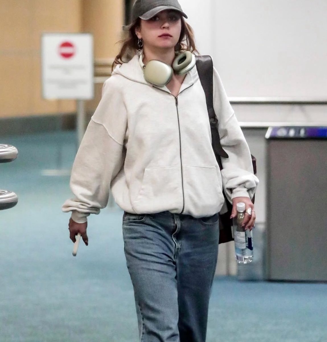 airport arrival fit (photo 3 of 4)