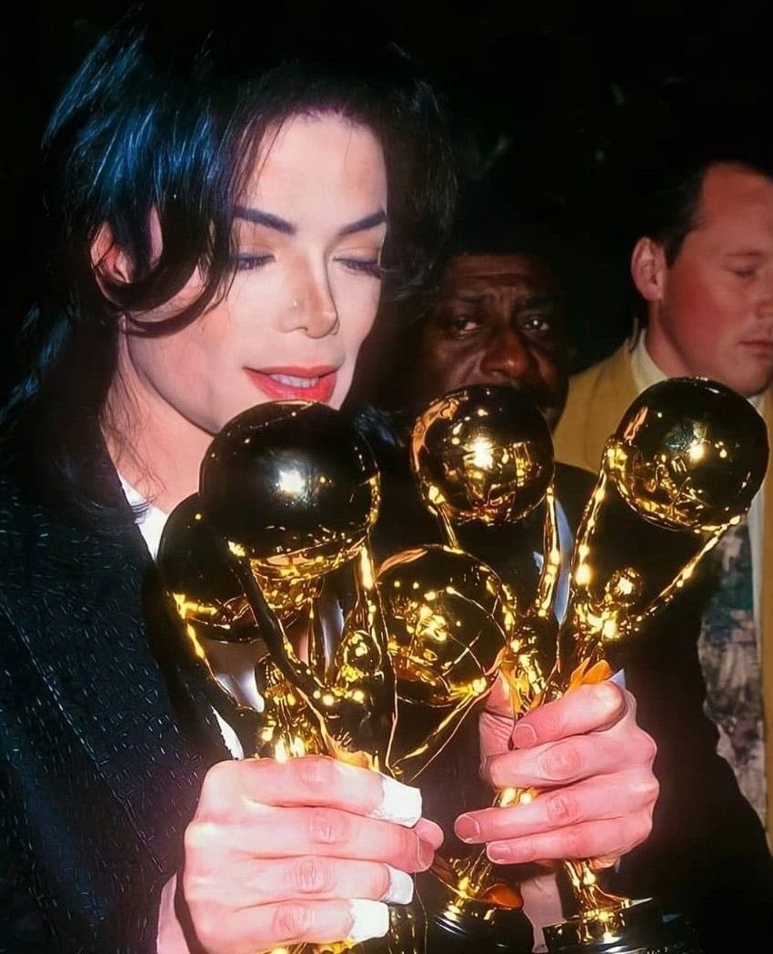 Michael Jackson at the 1996 World Music Awards (photo 2 of 2)