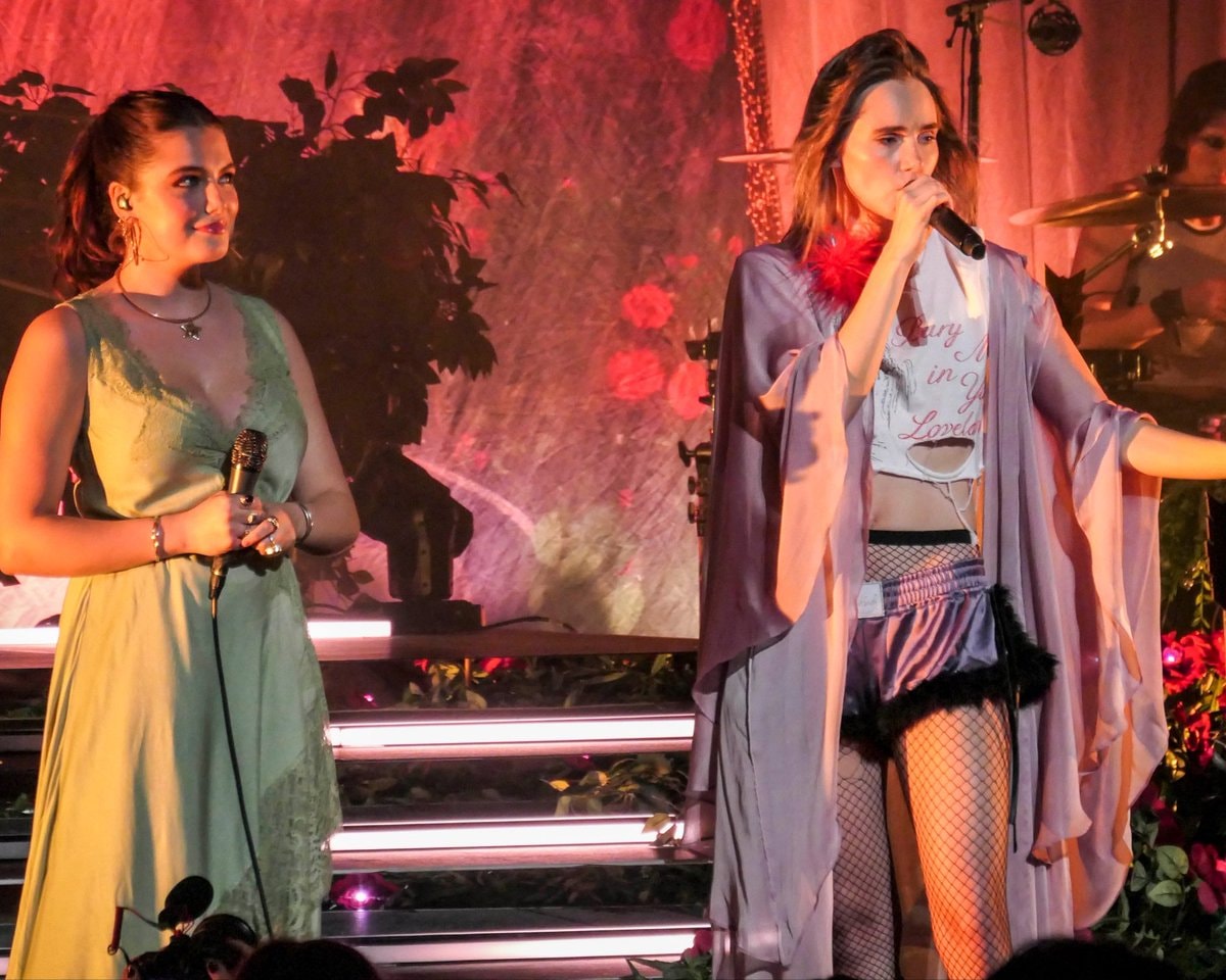 Ella Bright and Suki Waterhouse stage moment (photo 3 of 4)