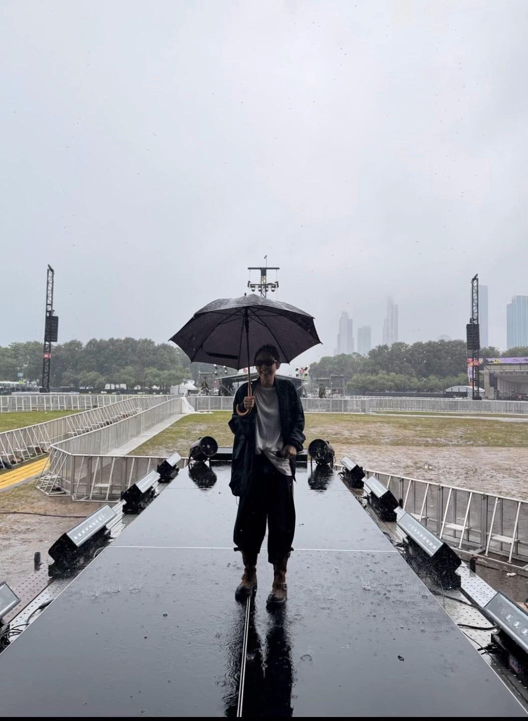 Rainy Lollapalooza stage moment