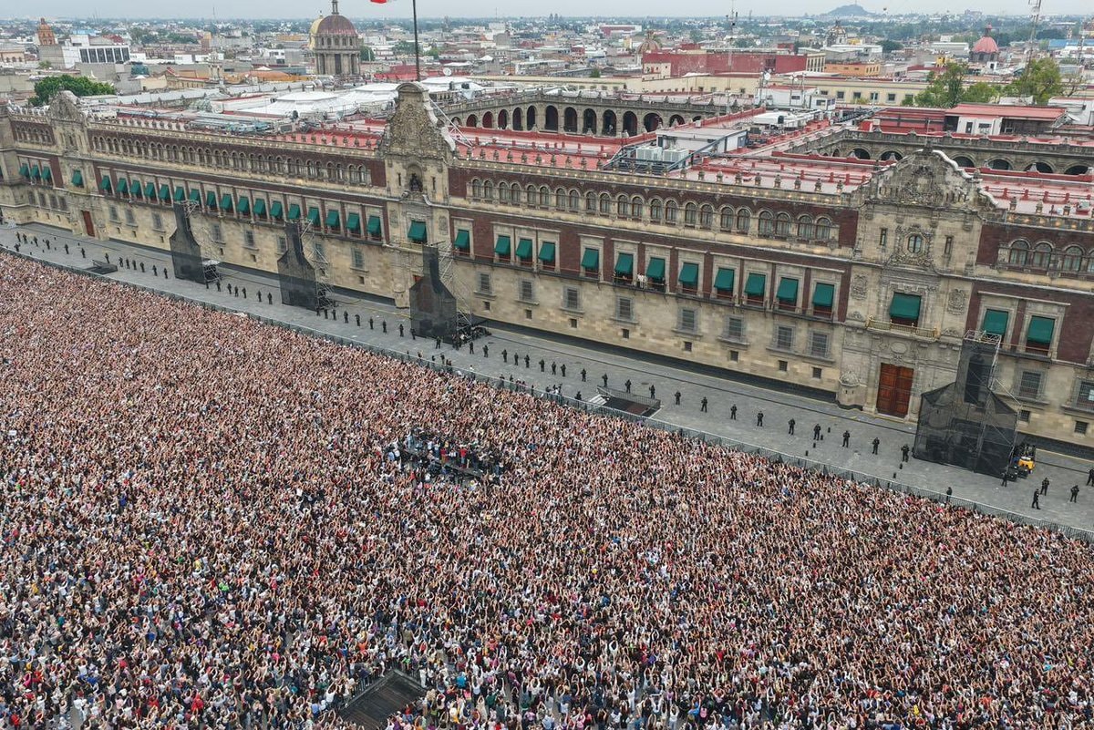Crowd outside Mexico’s Presidential Palace for BTS (photo 1 of 3)