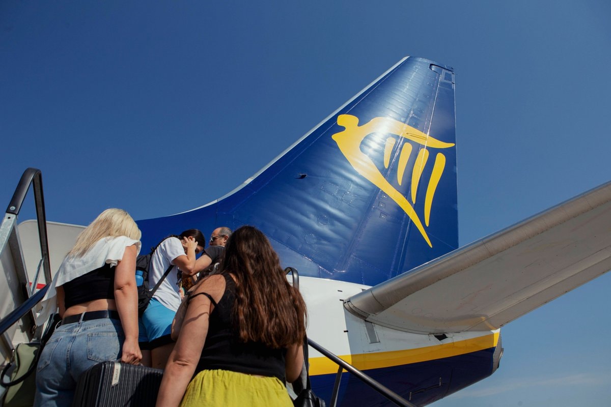 Ryanair passenger pulled back after window breaks (photo 1 of 2)