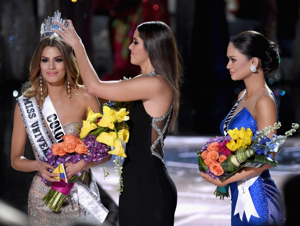 Miss Universe 2015 Crown Swap Moment