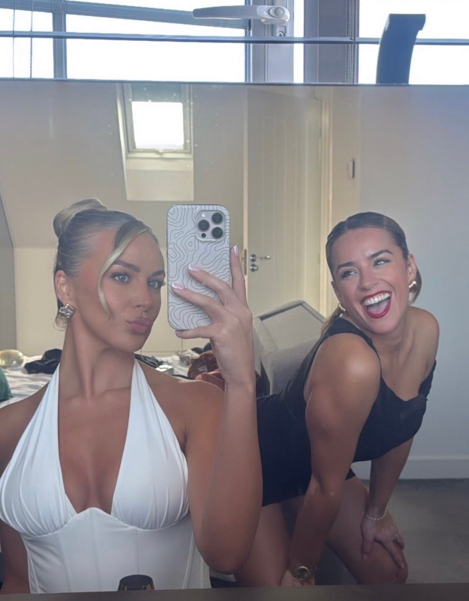 Georgia May Foote cousin selfie (photo 2 of 4)